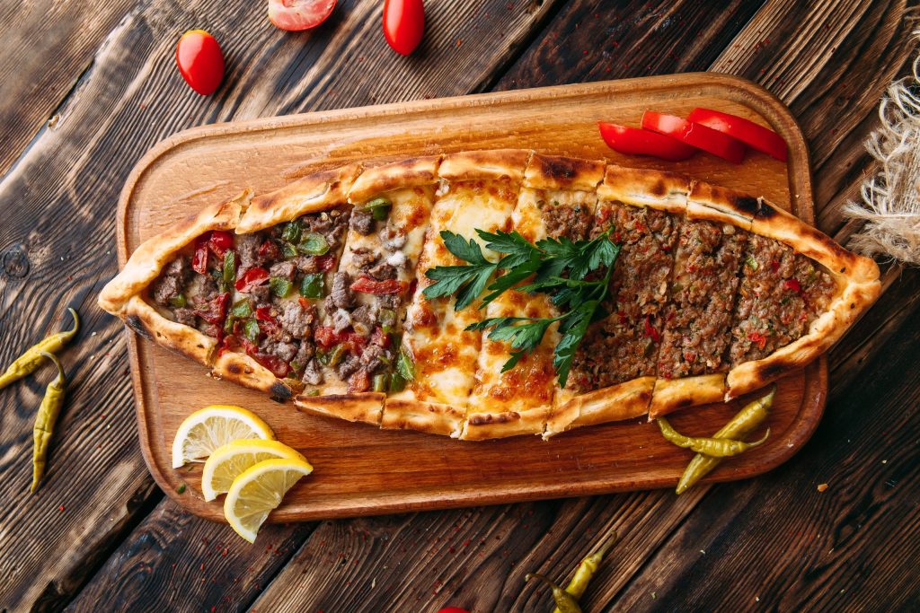 Pide Hackfleisch gefüllte Teigtaschen Teigschiffchen Catering Partyservice Geburtstag türkische Spezialitäten Dessert Bielefeld Bäcker