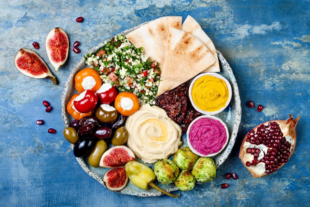 Meze Vorspeise Tomatendip AubeginencremeÇig Köfte, rohe Frikadellen aus Bulgur Couscous-Salat Catering Partyservice Geburtstag Bäcker